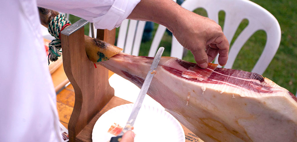 Gastronomía extremeña en la Vía de la Plata en bici- jamón ibérico