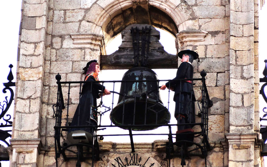 Figuras de Juan Zancuda y Colasa en el Ayuntamiento de Astorga