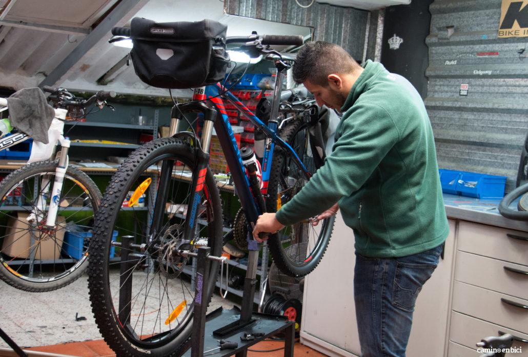Puesta a punto de una bicicleta en un taller de Camino en Bici