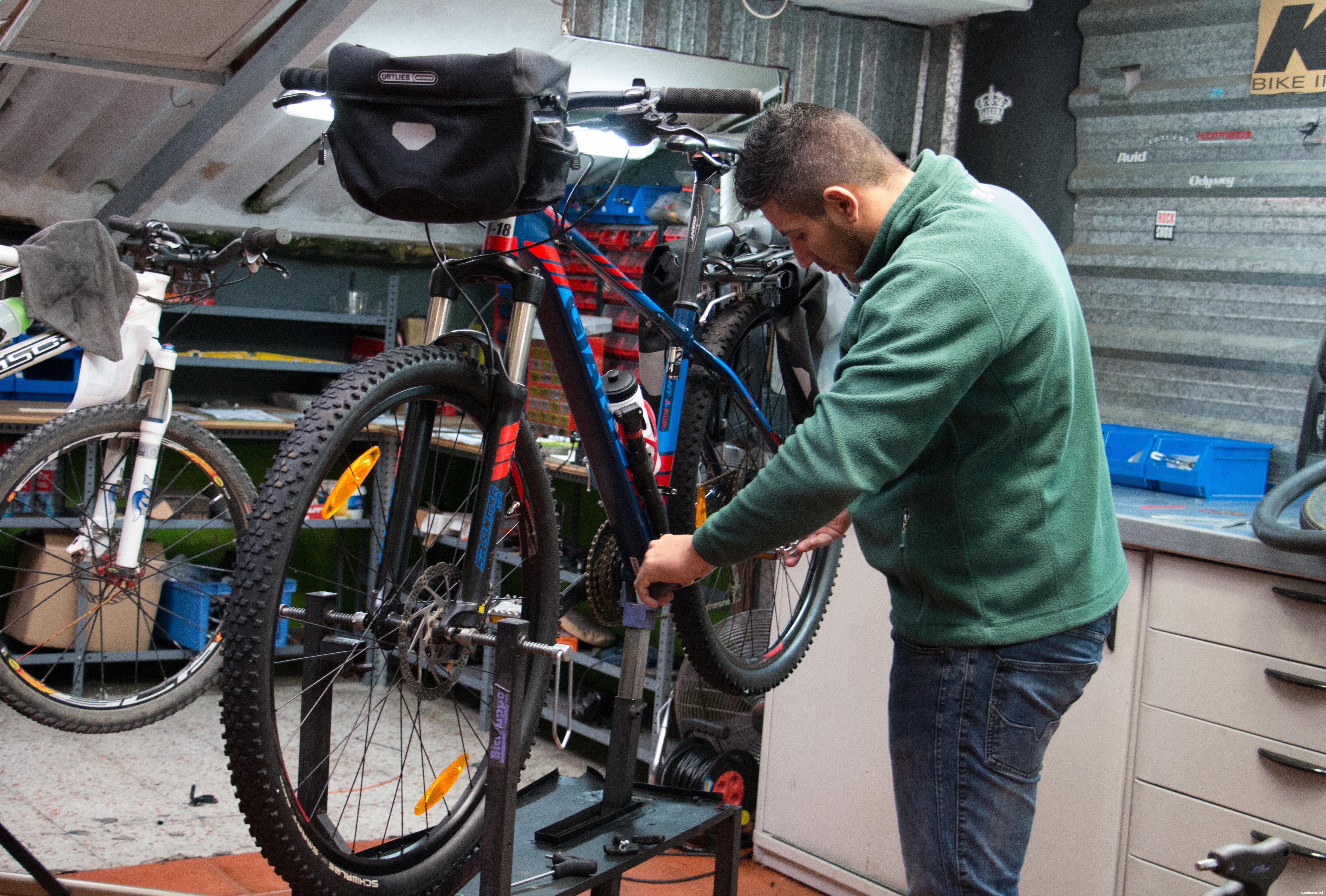 Puesta a punto de una bicicleta en un taller de Camino en Bici