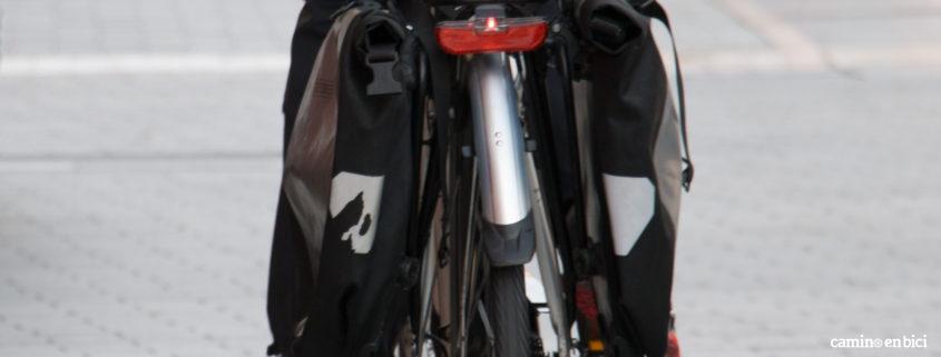 Parte trasera de bici con luz de posición roja con catadióptrico del mismo color