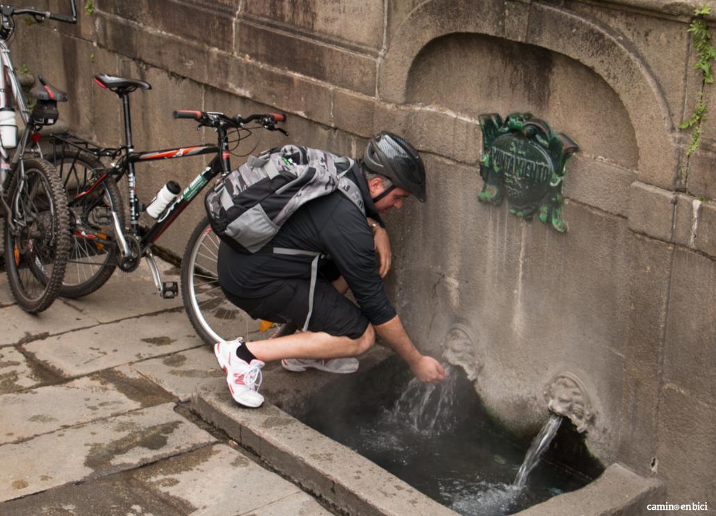 Consejos para hacer el Camino de Santiago en bici- En el Camino encontrarás numerosas fuentes en las que poder refrescarte
