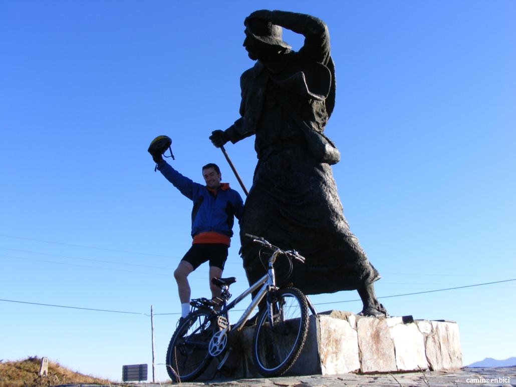 Camino en bici en nuestra bici o en la tuya: peregrino en su bici propia en el Alto de San Roque