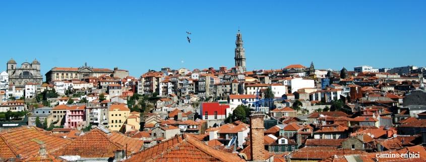 Oporto, ciudad de moda, vista de la ciudad con la Torre dos Clérigos