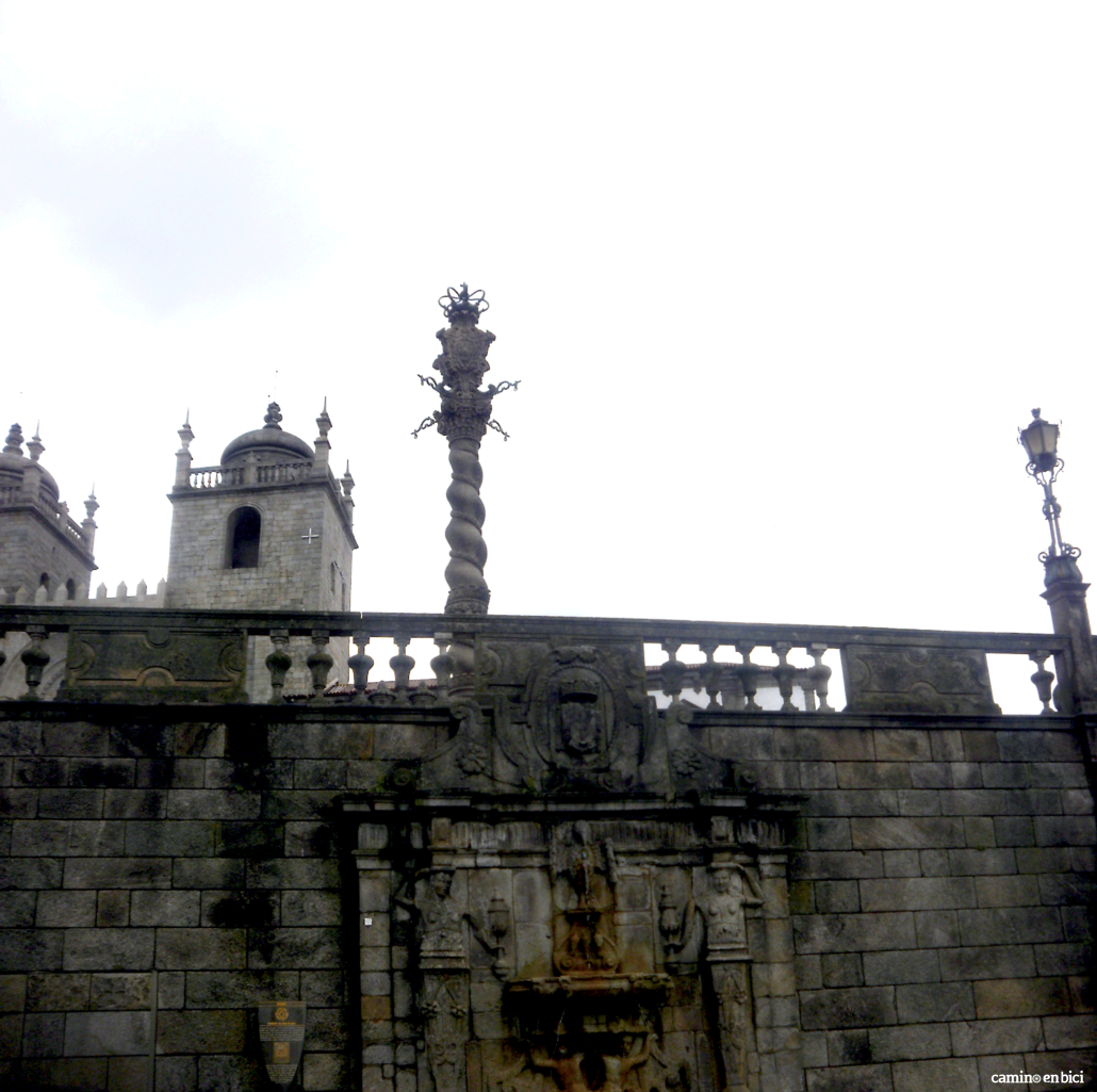 Oporto, ciudad de moda - Balcones, torres y columna de la Sé