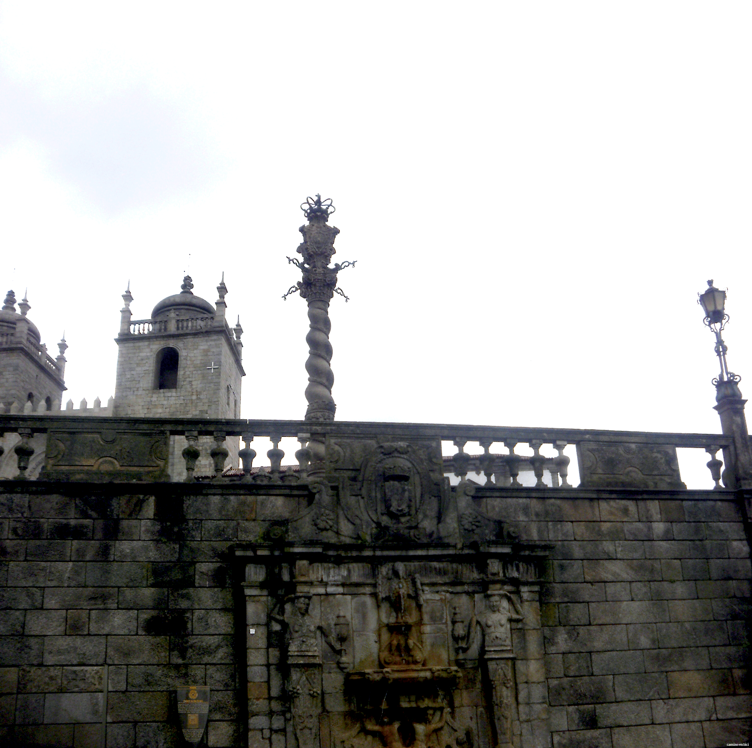 Balcones, torres y columna de la S&eacute; 