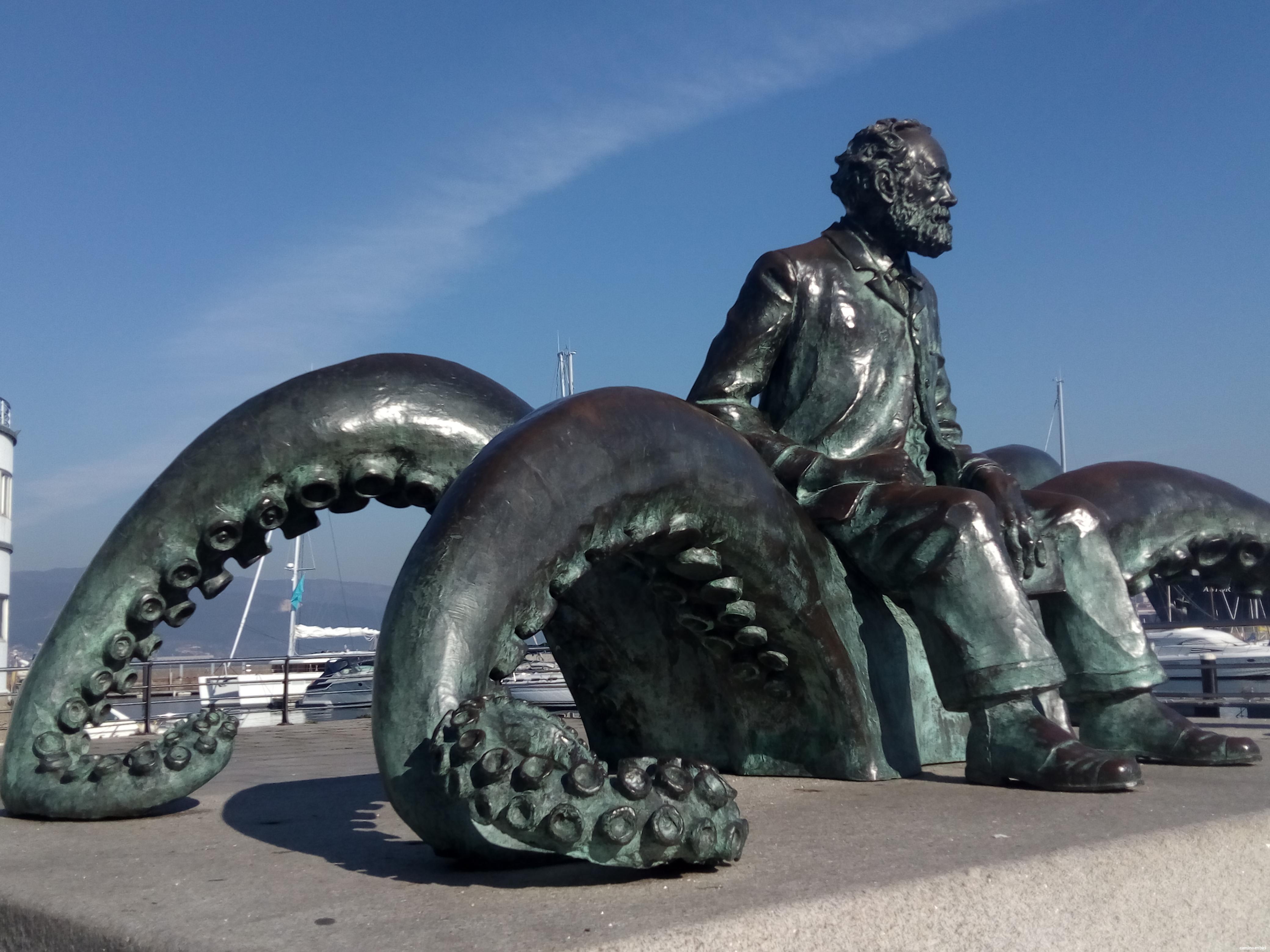 Monumento a Julio Verne en el puerto de Vigo