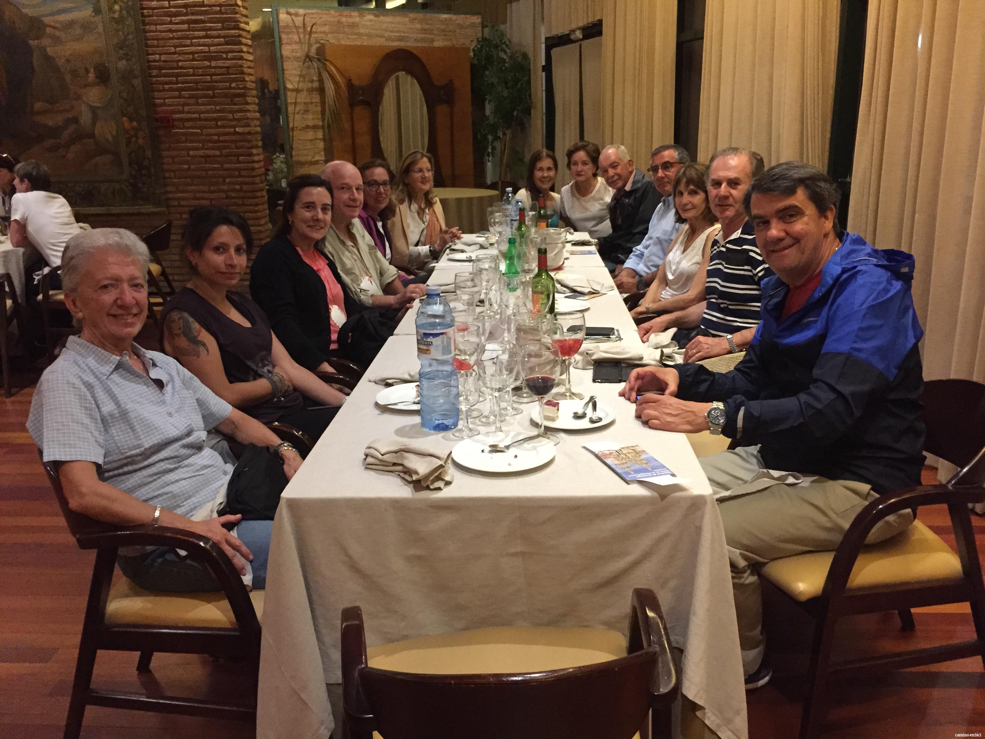 Camino de Santiago en bicicleta en grupo organizado- cenas en grupo