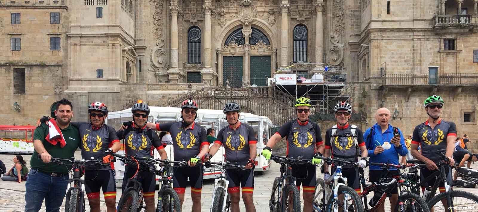 Grupo en bicicleta a su llegada a la Catedral de Santiago